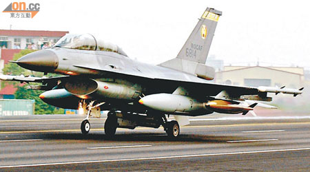 空軍F16戰機所使用的美製AIM-120導彈，發生雷達罩無故自動破裂質量問題。（本報台北傳真）