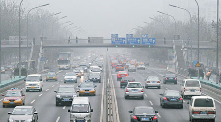 內地空氣污染嚴重，北京天色時常灰蒙蒙一片。（資料圖片）