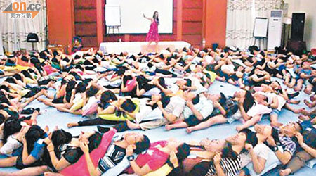 深圳學員在課堂中抱成一團躺下。（互聯網圖片）