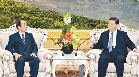 習近平（右）昨日會見日本民主黨幹事長輿石東。（中新社圖片）