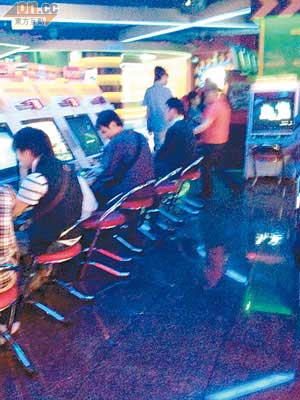 動漫遊戲城開設多台涉賭遊戲機，不少民眾在動漫遊戲城耍樂。（本報深圳傳真）
