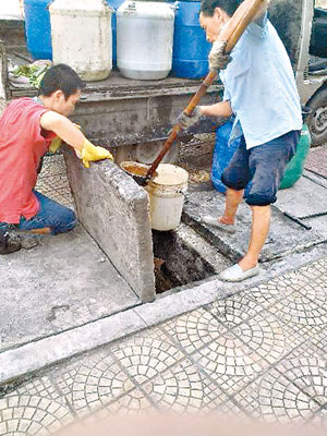 不法分子在街頭溝渠，提取廢棄食品殘渣提煉坑渠油。（資料圖片）