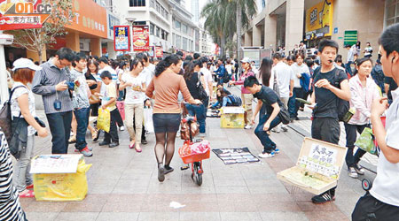 小販需向東門城管交保護費才能佔道販賣。（黃少君攝）