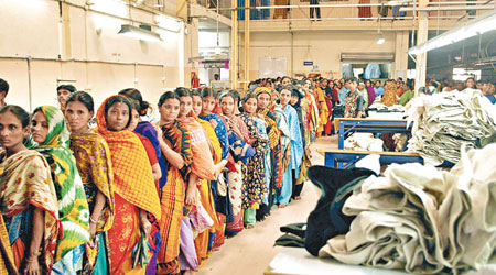 孟加拉製衣廠工作環境惡劣，圖為一批女工午飯前排隊接受保安檢查。（資料圖片）
