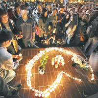 大批南加州大學學生在校園燃點燭光悼念兩名死者。（中新社圖片）