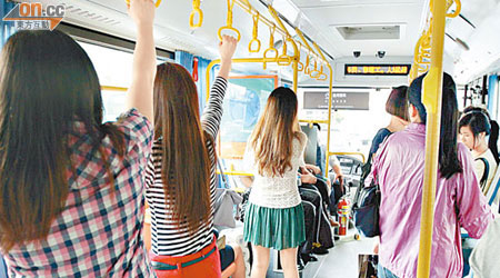 深圳不少女士身穿清涼春裝乘搭巴士。（本報深圳傳真）