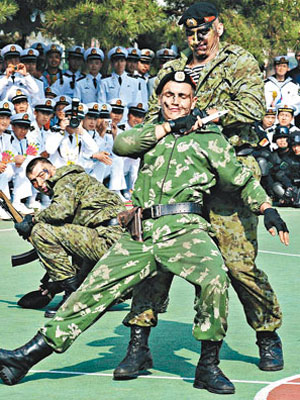 俄羅斯海軍特種部隊進行軍事表演。（中新社圖片）