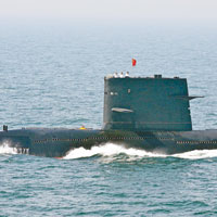 中國兩艘作戰潛艇升上水面航行。（中新社圖片）