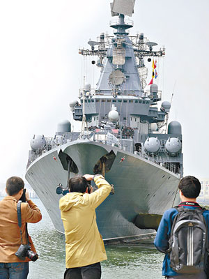 參加軍演的俄瓦格良號導彈巡洋艦昨駛離青島港碼頭。（中新社圖片）