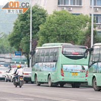 大批武警和防暴警察乘坐巴士到場待命。（本報重慶傳真）