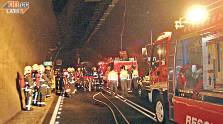 大批警員及消防在隧道救援。（本報新北傳真）