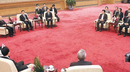 胡錦濤昨日同時會見日韓領導人。（中新社圖片）