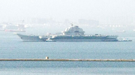 瓦良格號完成第六次海試後返回遼寧大連港。（中新社圖片）