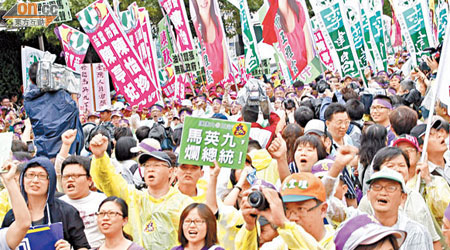 民進黨支持者抵達台北市集會示威，表達對政府不滿。（包克明攝）