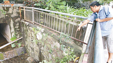 村民劉先生指西嶺下路邊的排洪渠可通往香港。