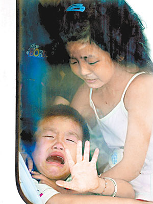 假期到廣東探望父母的留守兒童，離開時不捨痛哭。（資料圖片）