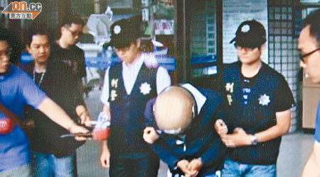 涉侵犯多名男生的胡姓教師被警方帶走。（本報台北傳真）