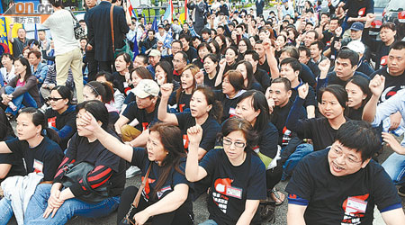 大批民眾日前穿黑衫在中國駐紐約領事館附近集會，紀念六四廿三周年。（本報紐約傳真圖片）