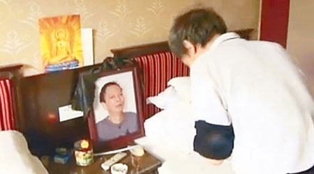 李旺陽好友朱承志昨前往賓館，向李旺陽的遺像鞠躬致哀。（電視畫面）
