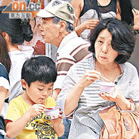 台北連日高溫，市民吃雪糕解暑。（包克明攝）