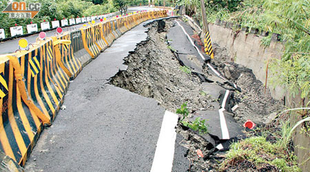 台灣連日豪雨，令山區公路出現路面塌陷。（郭良傑攝）