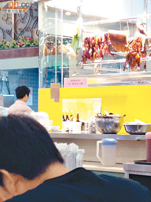 深圳羅湖有燒臘店表示，食物來源均有合格標準。（陳道明攝）