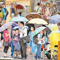 台北市宣布停課，家長紛紛趕至校內接孩子。（本報台北傳真）