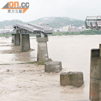 台灣南部有橋樑的橋墩因連日豪雨帶來的洪水而被沖毀，致各地交通受阻。（郭良傑攝）