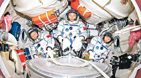 神九任務的乘組指令長景海鵬（中）、太空人劉旺（左）、女太空人劉洋（右）早前在模擬器內進行操作訓練。（中新社圖片）
