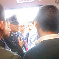 深圳機場警察登上涉事客機了解事件。