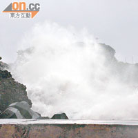 高雄西子灣海邊湧起巨浪。（郭良傑攝）