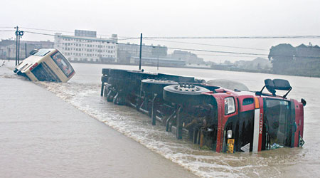 福建<br>福建浦城連日降暴雨，卡車及巴士亦被洪水沖倒。（中新社圖片）