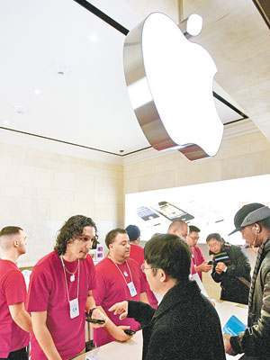 美國蘋果專門店的員工，被指薪金偏低。（資料圖片）