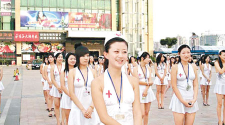 東莞的娛樂場所曾以穿着性感的卡拉ＯＫ服務員，在門外公然「拉大隊閱兵」。（資料圖片）