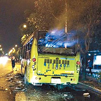 有巴士被示威者砸毀。