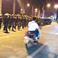 防暴警察入夜後在街頭巡邏。