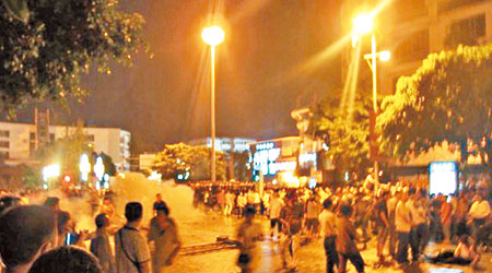 警方昨晚再發射催淚彈驅散聚集在市政府門外的群眾。