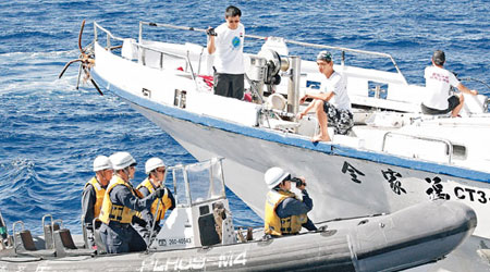 日方派出非武裝快艇企圖登上保釣船。（中央社圖片）
