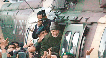 阿拉法特○四年在拉姆安拉乘坐直升機離開時所戴的帽，驗出釙-210。（資料圖片）