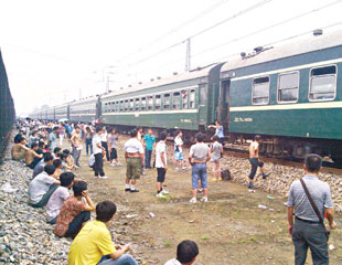 京九鐵路塌軌 乘客受困毆車長