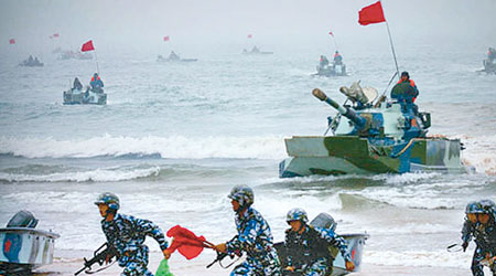 解放軍近日在東海軍演被視為警告日本。圖為解放軍士兵進行搶灘演練。（資料圖片）