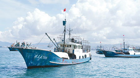 海南昨有多艘漁船出發往南沙捕魚。（中新社圖片）