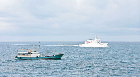 中國漁政310船帶領的捕撈船隊抵達永暑礁。（中新社圖片）