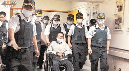 外傳陳水扁曾三度自殺，圖為阿扁早前在獄警戒護下到醫院治病。（本報台北傳真）
