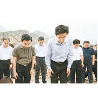 郭金龍（前右）率領官員在房山區十渡鎮向雨災遇難者鞠躬致哀。（中新社圖片）