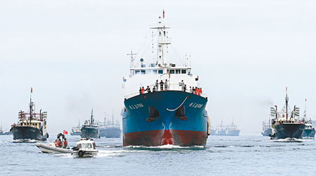 捕撈船隊駛抵三亞水產碼頭。（中新社圖片）