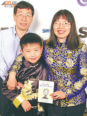 陳昌友（左）患癌逝世，遺下妻子與年幼兒子。（本報美國傳真）