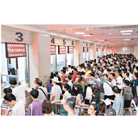 瀋陽鐵路局大連站售票廳聚集大批等待退票的乘客。（中新社圖片）