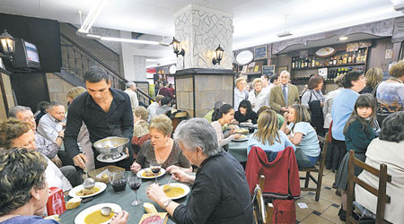 經濟危機嚴重打擊西班牙餐飲業。當地一間餐廳早前就推出「一歐元午餐」對抗逆境。（資料圖片）