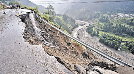 四川彭州多處公路因泥石流損毀。（中新社圖片）